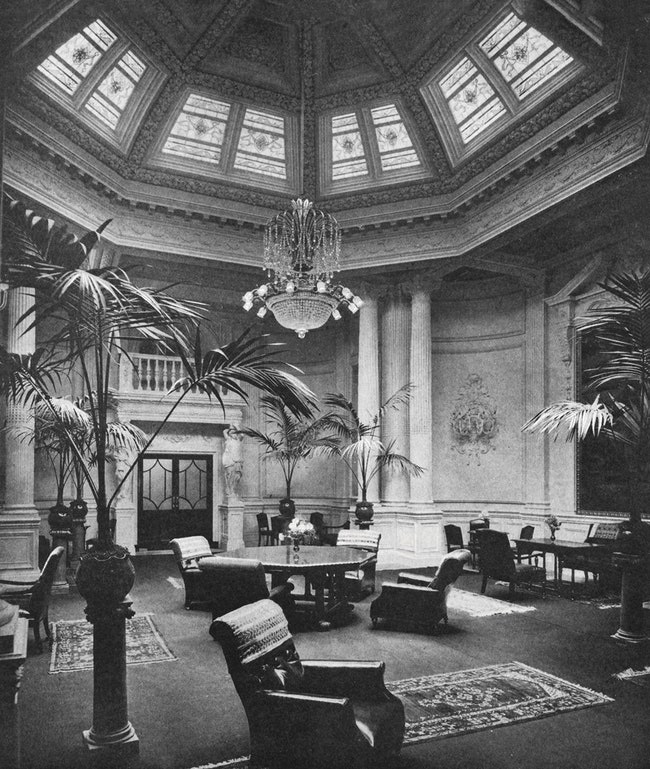 Северный британский станционный отель гордился своей парадной чайной комнатой — “Пальмовым двором”.