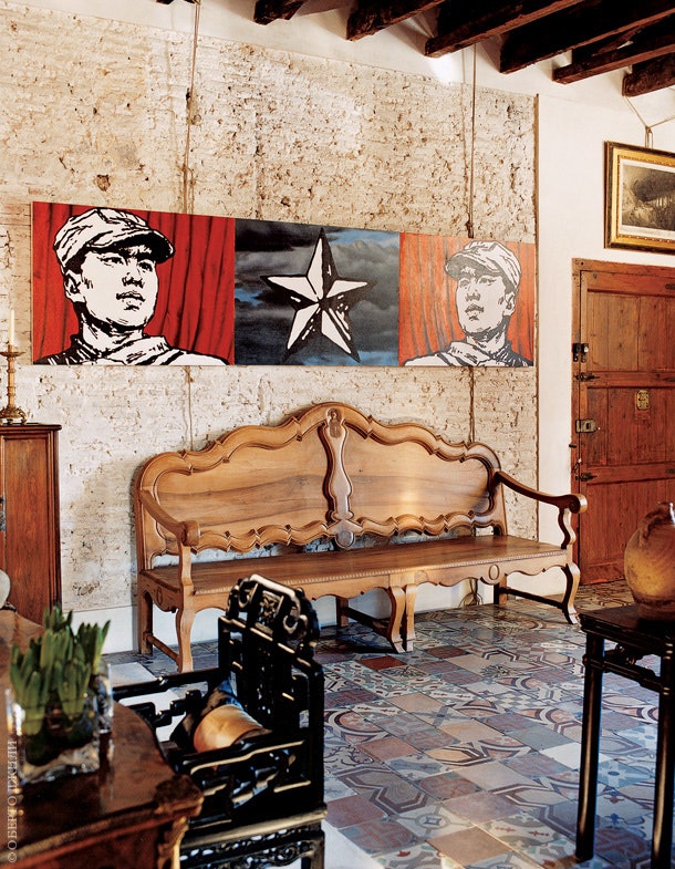 При входе в спальню — картина Маноло Касереса и Жозе Миранды антикварное кресло из Китая и скамья сделанная валенсийским...