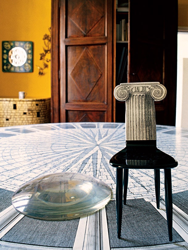 Обманка — излюбленный прием Форназетти. На столе в комнате второго этажа — миниатюрная модель стула дизайнер Пьеро...