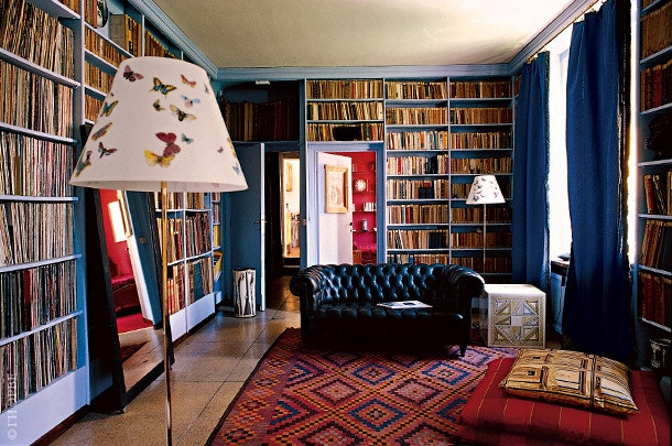“Большая синяя комната” — библиотека. На абажурах торшеров изображены бабочки — еще один лейтмотив творчества Форназетти.