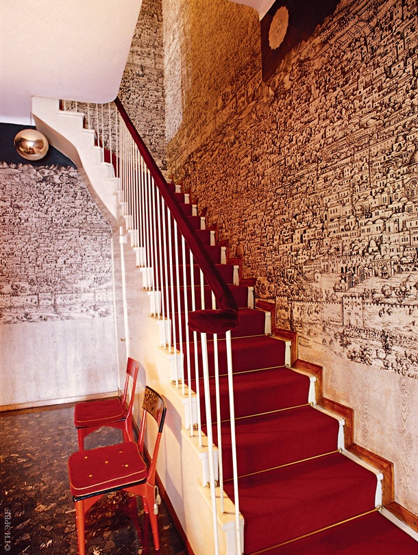 Лестница на второй этаж. На обоях созданных Пьеро Форназетти нарисован Иерусалим.