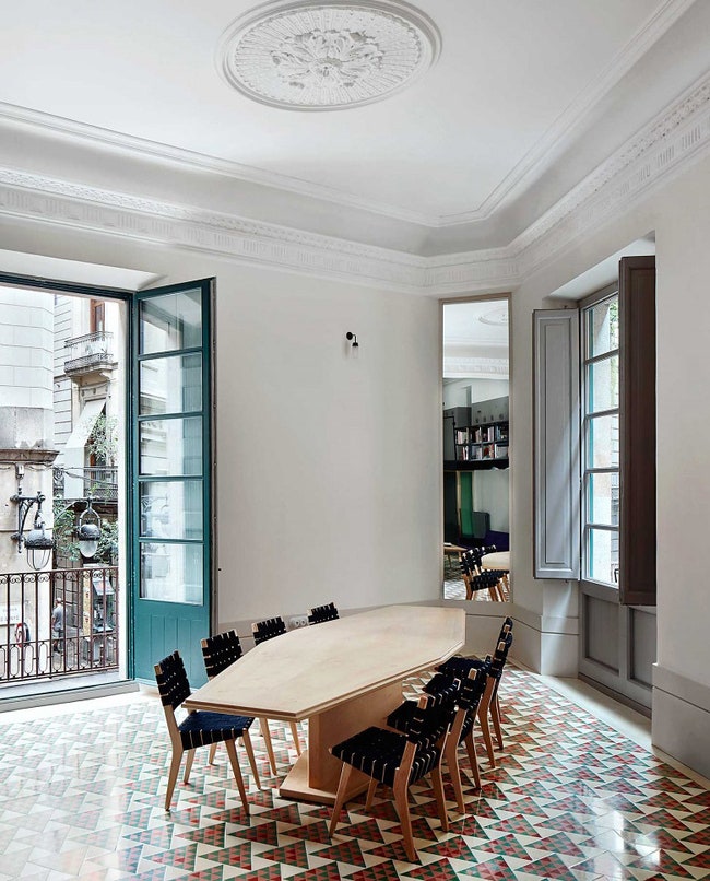 Апартаменты в треугольном здании в Барселоне работа архитектора Дэвида Кона | Admagazine