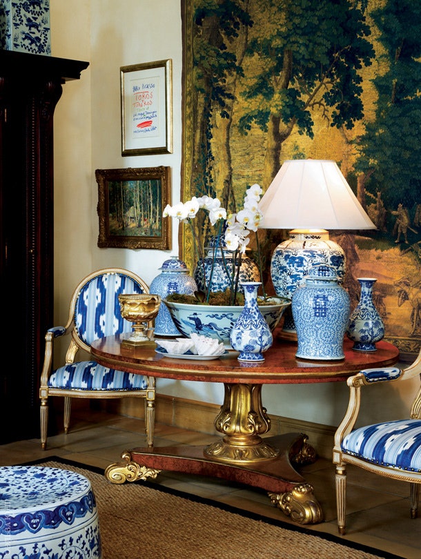Над антикварным столиком который Стивен Фальк купил в Лондоне — французский гобелен XVIII века. Кресла Diana Michael Taylor.