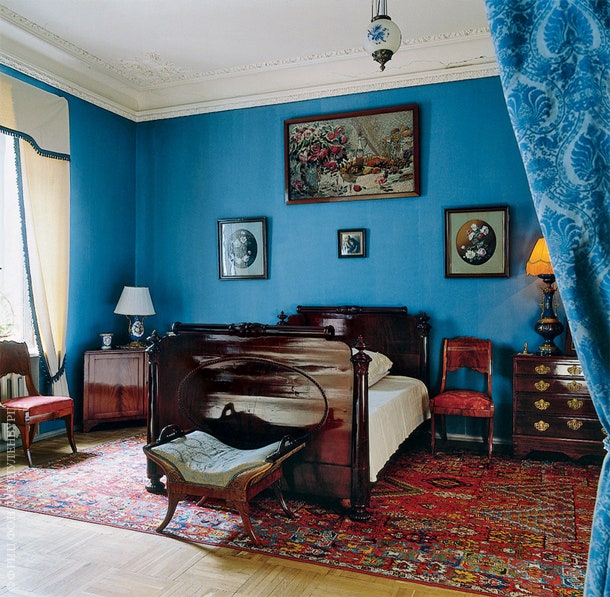 В спальне стоит массивная удобная мебель без изысков — бытовые вкусы Шаляпина были довольно консервативны.