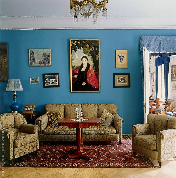 В синей гостиной еще одна картина Бориса Кустодиева — портрет Марии Петцольд.