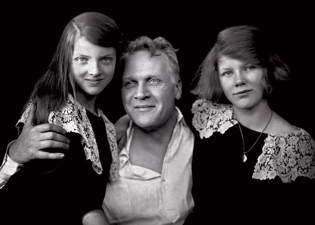 1920е годы Шаляпин c дочерьми от Марии Петцольд — Марфой и Мариной.