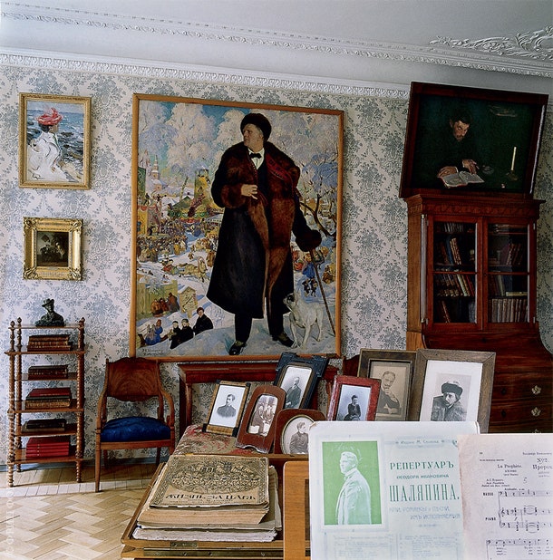 Самый знаменитый экспонат в Музееквартире Шаляпина — его портрет работы Бориса Кустодиева. Три фигуры в нижнем левом...