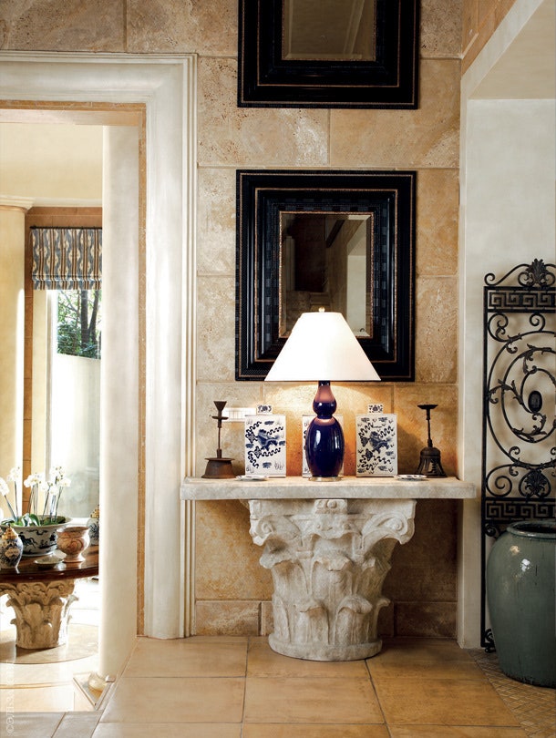 Стол по рисунку Стивена Фалька зеркала Ralph Lauren Home.