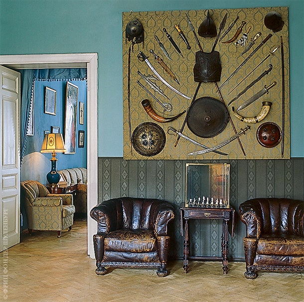 На стене столовой — коллекция оружия подаренная Шаляпину Максимом Горьким.
