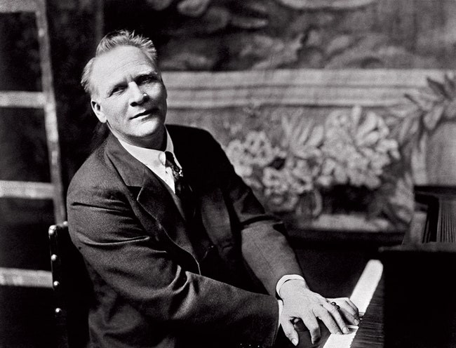 1930е Шаляпин в Париже — привычно позирует за роялем.