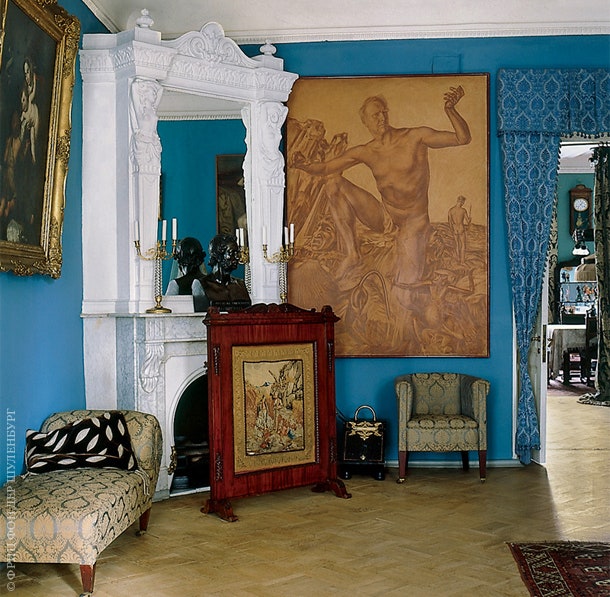 На камине в синей гостиной — бюст Пушкина. На стене — портрет Шаляпина в образе Аполлона работы Александра Яковлева.