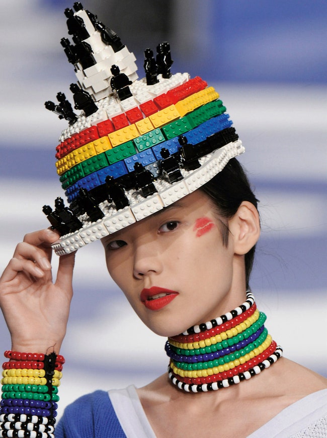 Во время парижского показа коллекции весналето 2009 ЖанШарль де Кастельбажак вывел на подиум моделей в шляпах очках и...