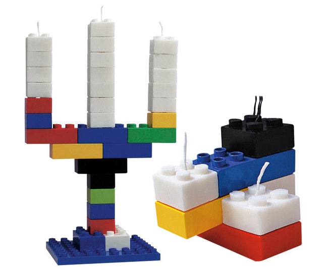 Английский дизайнер корейского происхождения Хьёк Квон придумал свечки Bloc которые совместимы с кубиками из серии Lego...