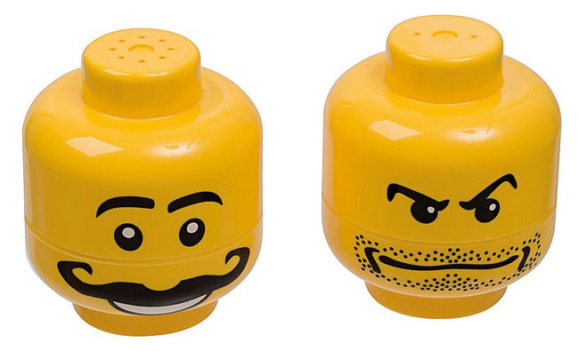 Продукция компании Lego солонка и перечница
