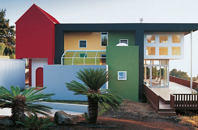 Вилла Эдриана и Лесли Олабуенага построенная Этторе Соттсассом в 1997 году на острове Мауи напоминает домик Lego вплоть...