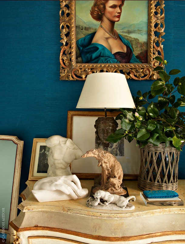 В зоне столовой висит портрет одной из великосветских подружек Хэслема леди Пенн работы Дугласа Андерсона. Оттенок шали...