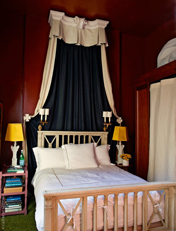 Стены спальни выкрашены краской оттенка “бычья кровь” популярного в XVIII веке. Кровать Ники привез из старой квартиры...