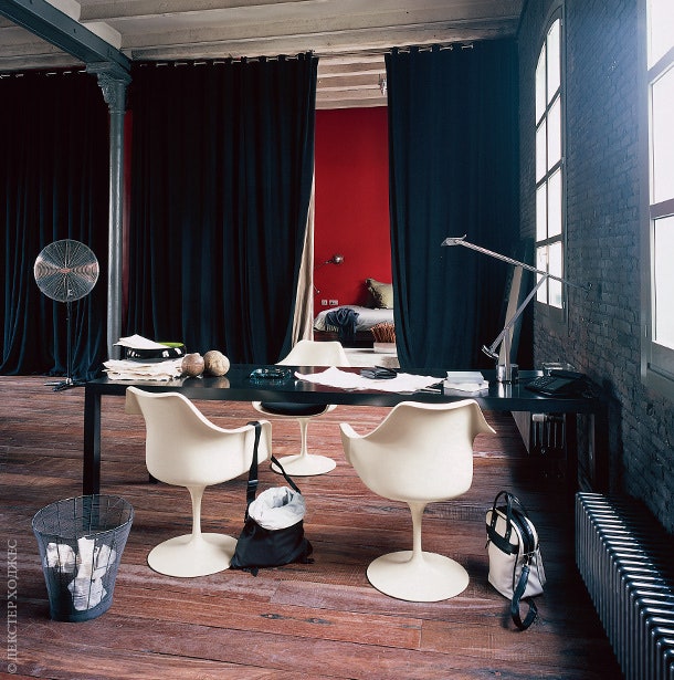 В кабинете стулья Tulip дизайнер Эро Сааринен Knoll International и столик из кориана. На заднем плане видна гостевая...