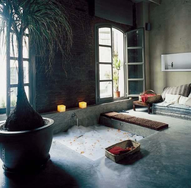 В большую ванную комнату свет попадает через окна террасы. Подушки и пуфы Atelier. Цементный пол La Maison de LElephant.