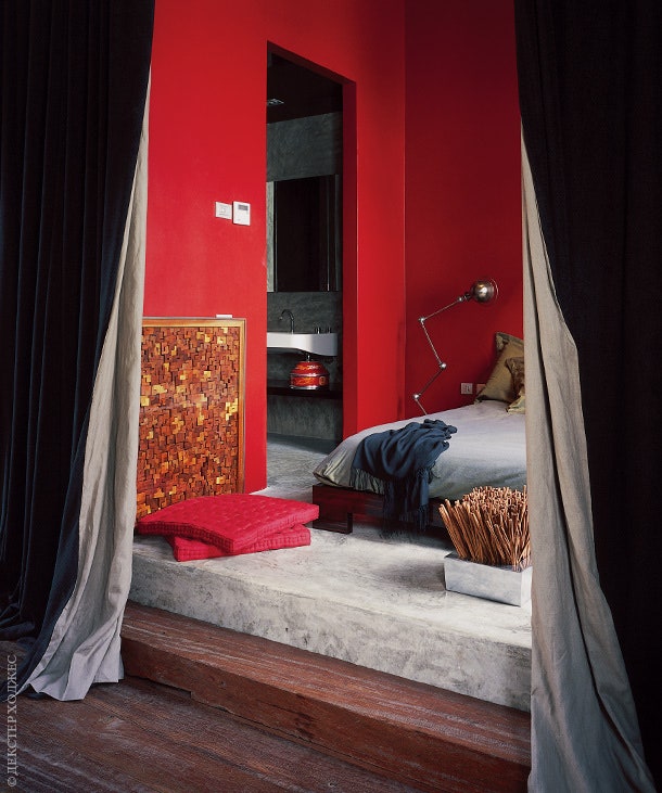 Гостевая спальня отделена от основного пространства плотной занавеской. Красные подушки и лампа Atelier. В ванной...