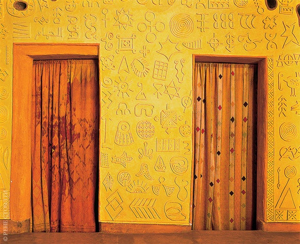 Стены дома Алессандра украсила орнаментом из символических знаков и иероглифов.