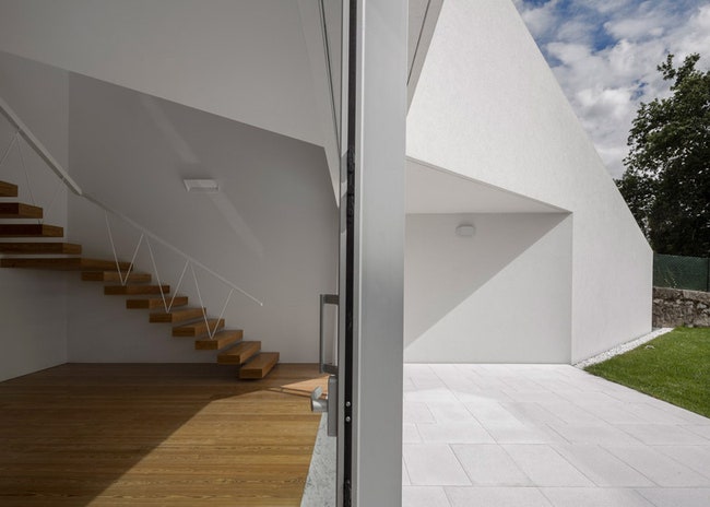 Реконструкция дома в Португалии каменные стены стали основой нового проекта | ADMagazine
