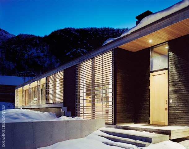 Южная стена дома который архитекторы Кристофер Адамс и Генриетта Сальвесен построили для себя на норвежском курорте...