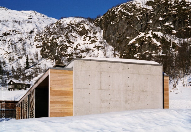 Конструктивно дом похож на две вложенные друг в друга коробки — бетонную и деревянную.