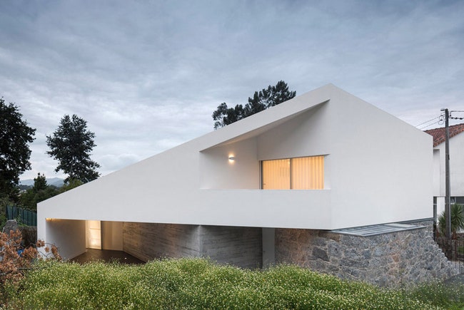 Реконструкция дома в Португалии каменные стены стали основой нового проекта | ADMagazine