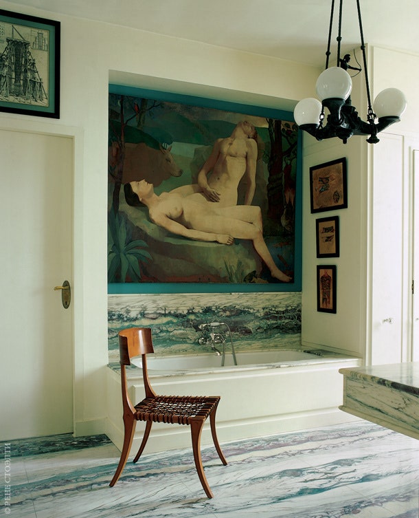 Ванная. Пол вымощен мрамором. На стене — картина 1920х годов “Адам и Ева”. Стул Klismos дизайнер Теренс Гарольд...