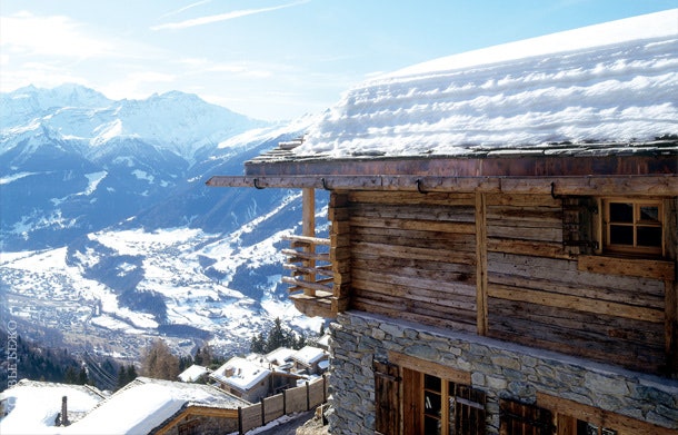 Строительство шале на швейцарском лыжном курорте продолжалось полтора года а с оформлением интерьера женевский декоратор...