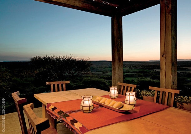 Стол на террасе расположен так чтобы за ужином можно было любоваться закатом.