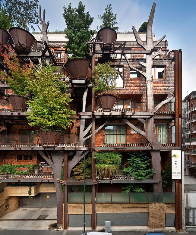 Жилой дом Verde 25 в Турине дизайн которого включает деревья и другие растения