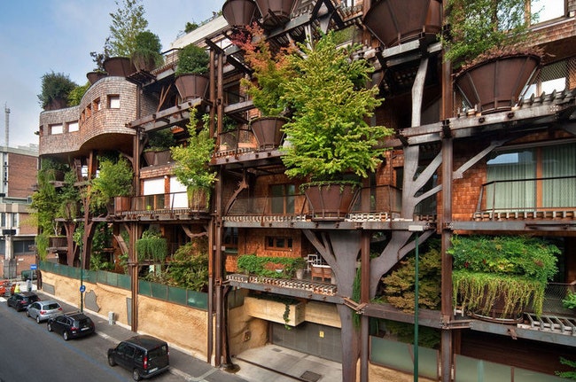 Жилой дом Verde 25 в Турине дизайн которого включает деревья и другие растения