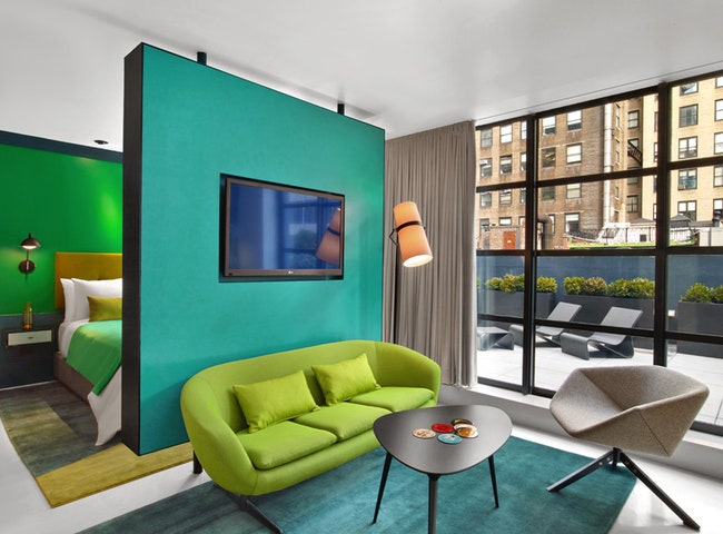 Отель The William на Манхэттене с яркими апартаментами и полотнами Уильяма Энгеля | Admagazine