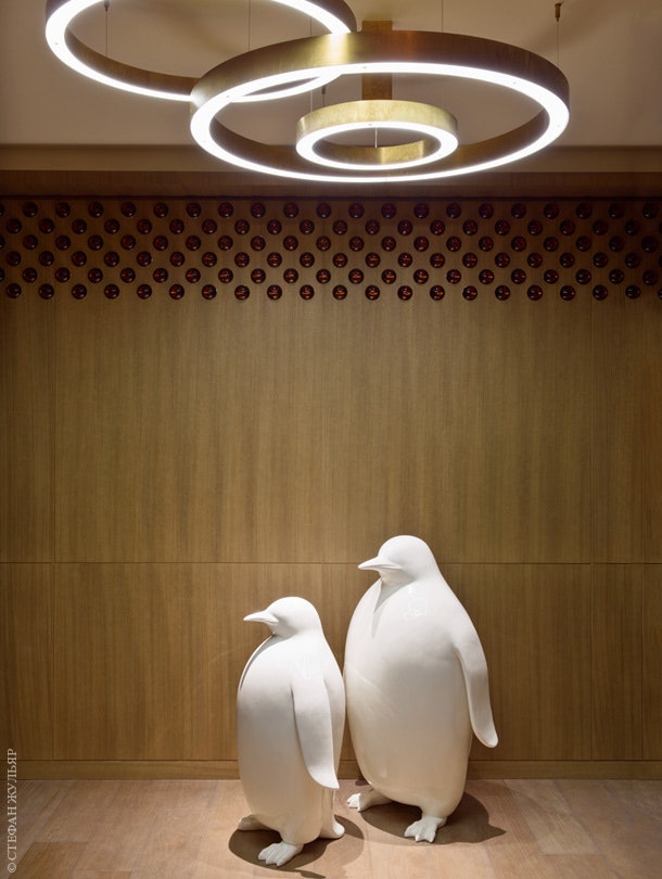 Вход в Le Chalet. Лампа Henge. Скульптуры пингвинов Borom Sculptures.