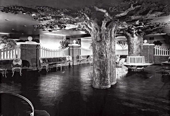 “Сад” в отеле Essex House  — зал для приемов рассчитанный на сто человек. Деревья само собой искусственные на стенах...