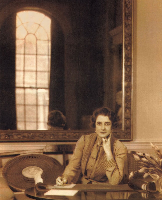 1937 год Дороти Дрейпер в своих апартаментах в оформленном ею ньюйоркском отеле Hampshire House.