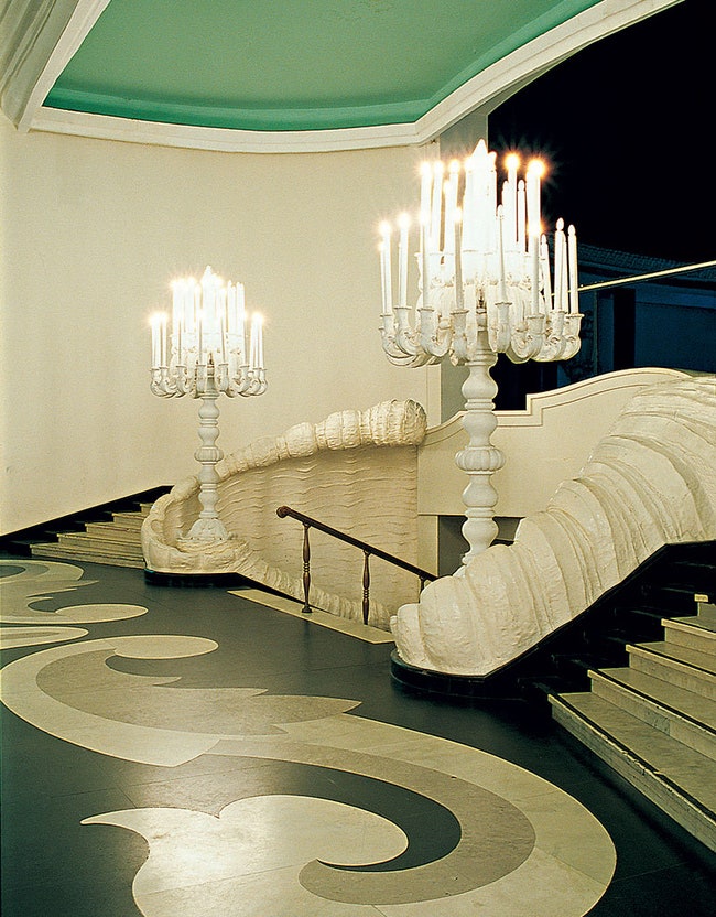 Белая гипсовая лестница в “Театральном зале” казиноотеля Quitandinha.