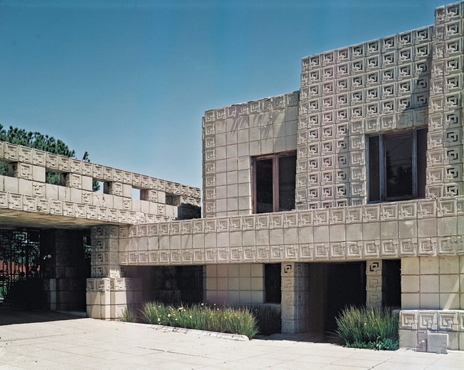 Неприветливое впечатление которое производит фасад дома Эннисов смягчается текстурой бетонных блоков и мягким песочным...