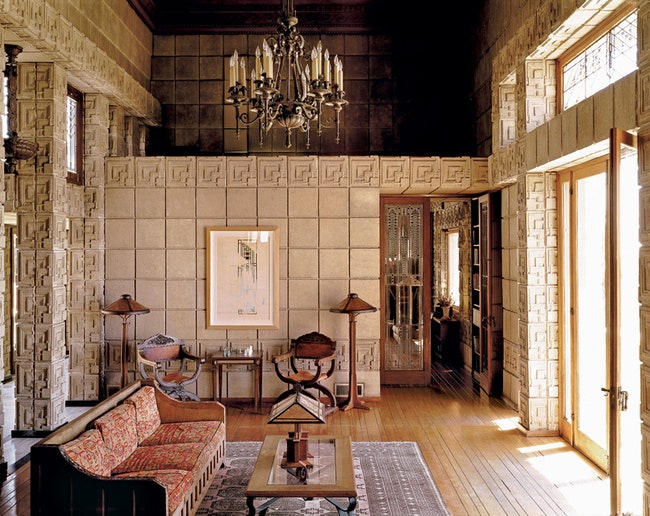 Дом Эннисов в ЛосАнджелесе великий американский архитектор Фрэнк Ллойд Райт построил в 1924 году. В салоне — антикварная...