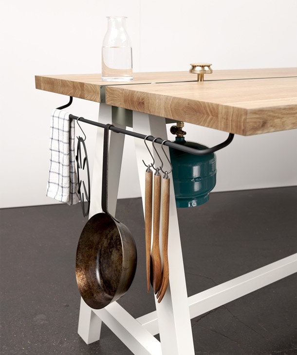 Многофункциональный кухонный стол с встроенной газовой конфоркой и крючками | Admagazine