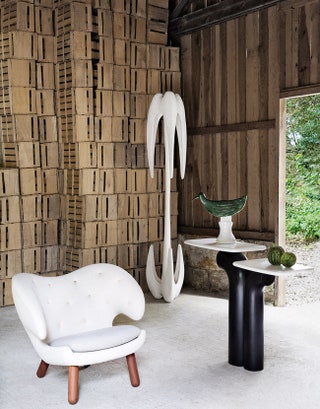 Кресло Pelican дизайнер Финн Юль галерея Triode €5110 торшер Chiffre пластик дизайнер ЖанЛуи Денио Atelier Promthe цена...