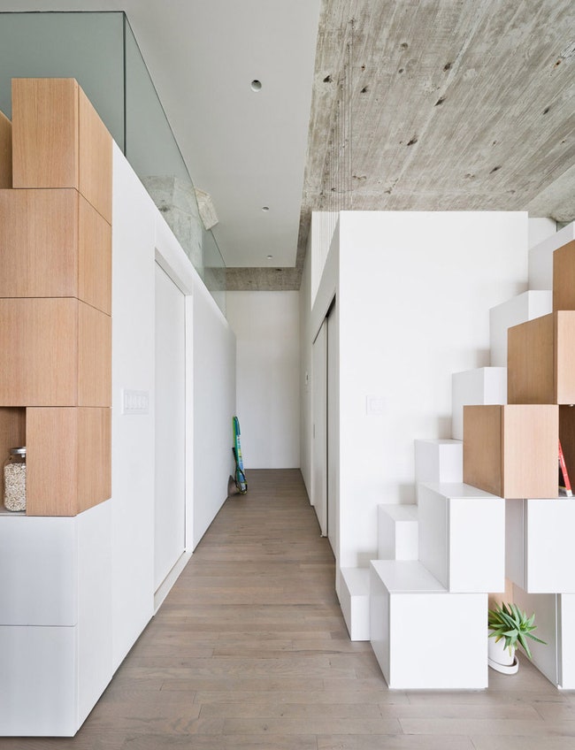 Лофт в Бруклине интерьеры белого цвета со стеллажамикоробками | Admagazine