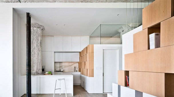 Лофт в Бруклине интерьеры белого цвета со стеллажамикоробками | Admagazine