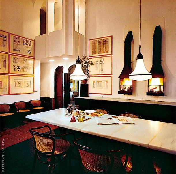 Две жа­ров­ни в стене на кухне сдела­ны по ди­зай­ну Бо­фил­ла.