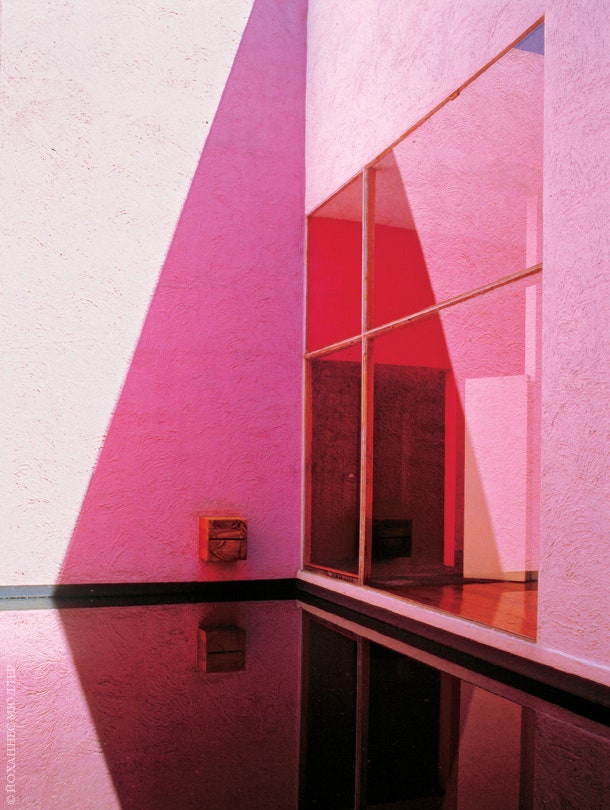 Для архитектуры Луиса Баррагана важен ряд ключевых понятий от “наслаждения” до “смерти”. Во дворе дома Галвеса...