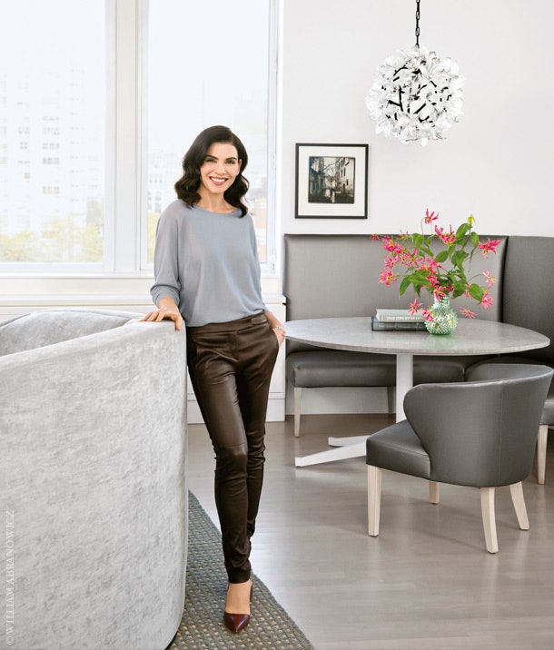 Джулианна Маргулис в гостиной своей квартиры на Манхэттене оформленной с помощью дизайнера Висента Вульфа.