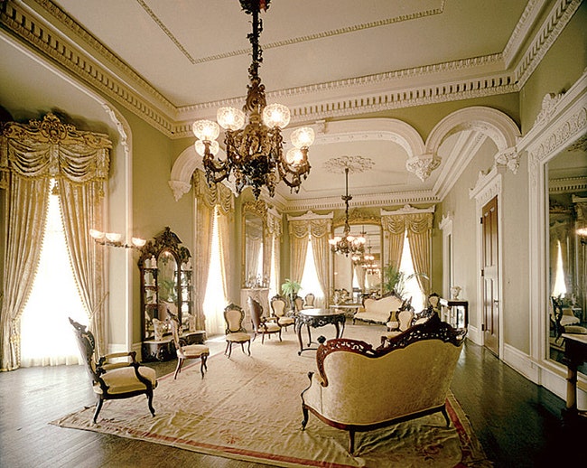Овальные салоны превратились в парадные гостиные drawing rooms — такие как “тройная приемная” в СтентонХолле.