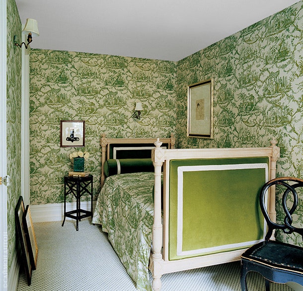 Гостевая спальня обклеена обоями жуи с пасторальным рисунком от Osborne amp Little. Антикварная кровать — из Франции...